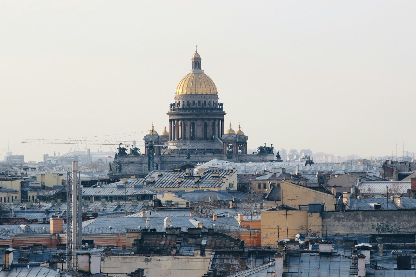 Крыши Санкт-Петербурга, купол Исаакиевского собора в холодной дымке